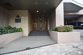 【エントランス】 | お客様を、そして住人を出迎えてくれるマンションのエントランス。ゴミが落ちていないことからも、管理状態の良さや住民の節度の高さが見て取れます。～即日のご見学可能～　お問合せはお気軽にどうぞ。
