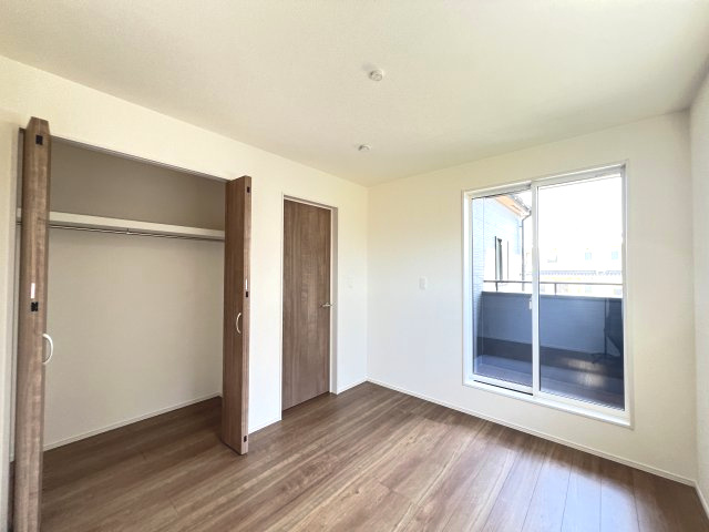 桜井市大福　全４棟の寝室|お部屋を広く使えるため、ベッドを置いてもゆとりある空間を確保　収納付き