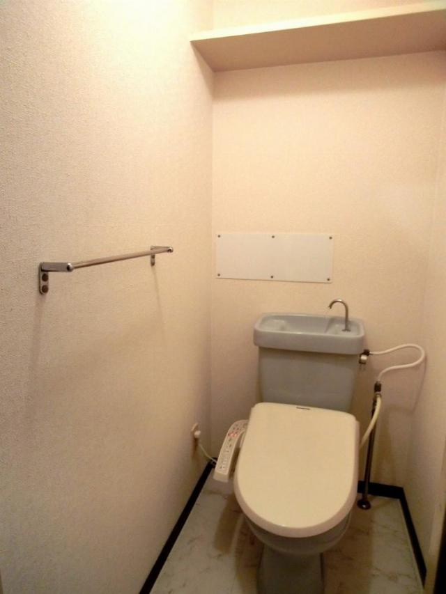 さくらハイツのトイレ|【ファミリー様へ】トイレ（温水洗浄便座・手洗い付き）、とても綺麗で清潔感があります♪