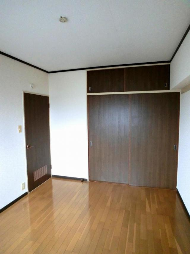 さくらハイツの洋室|☆リラックス効果で温かみと柔らかさを兼ね備えたフローリングです♪