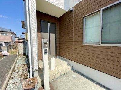 【その他】 | 中古戸建　山形市江俣1丁目 | 屋根付きの玄関なので、雨や雪の日でも安心です！