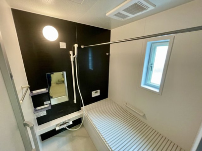 【浴室】 | 中古戸建　山形市江俣1丁目 | モノクロでまとめられた落ち着く雰囲気の浴室です。