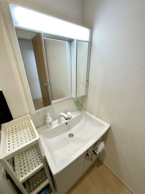 【独立洗面台】 | 中古戸建　山形市江俣1丁目 | 三面鏡付き洗面台を採用しているので、収納力たっぷりです♪