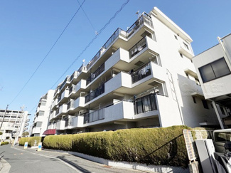 【外観】 | 青空によく映える建物です。手入れの行き届いた外壁やマンション正面エントランスなど、綺麗な姿をぜひ一度、現地にてご覧ください。～即日のご見学可能～　お問合せはお気軽にどうぞ。
