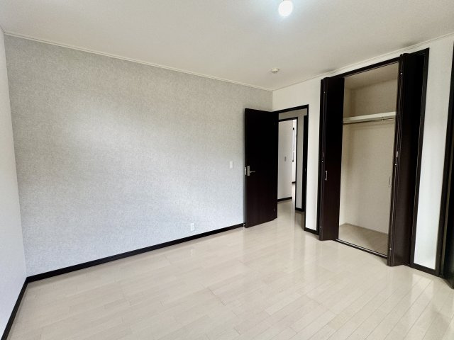 阪南市桃の木台７丁目　中古戸建の洋室|収納豊富でスッキリ暮らせる住まい
