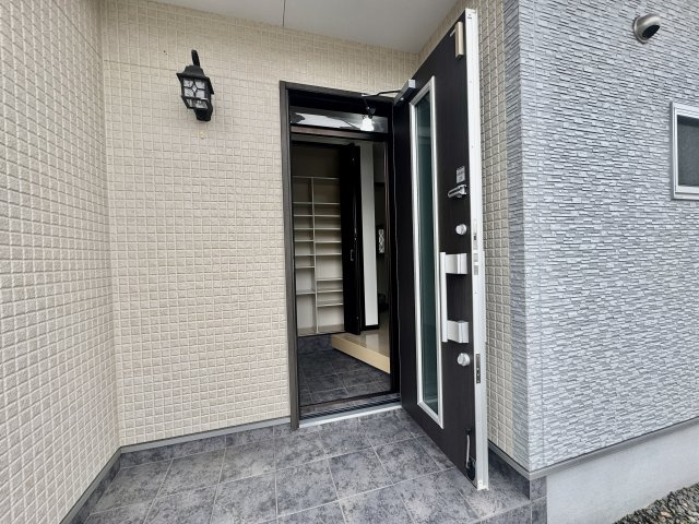 阪南市桃の木台７丁目　中古戸建の玄関|明るく清潔感のあるゆとりある玄関スペース