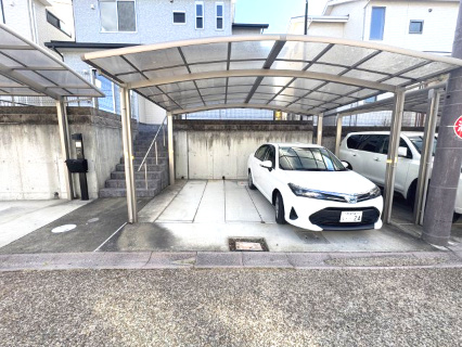 阪南市桃の木台７丁目　中古戸建の駐車場|カーポート完備、複数台駐車可能なゆとりのある敷地