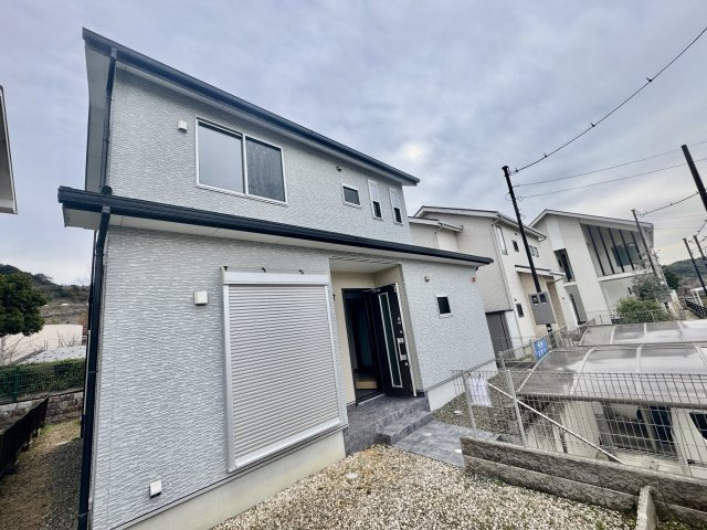阪南市桃の木台７丁目　中古戸建の外観|R8年2月リフォーム済。階段アプローチが導く、格別の邸宅