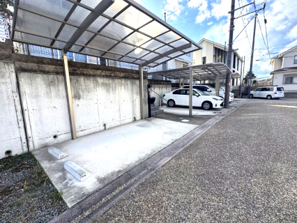 阪南市桃の木台７丁目　中古戸建の駐車場|カーポート付き駐車場。雨や日差しから守る。ゆとりの3台駐車
ご家族や来客時にも安心のスペース