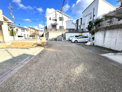 阪南市桃の木台７丁目　中古戸建の前面道路含む現地写真|車の出し入れがしやすい、前面道路約6ｍ
駐車もスムーズに行えるゆとりのある道路幅