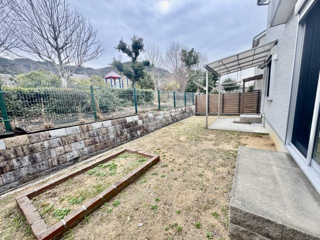 阪南市桃の木台７丁目　中古戸建の庭|陽当たりの良い南向きのお庭　明るい庭スペース