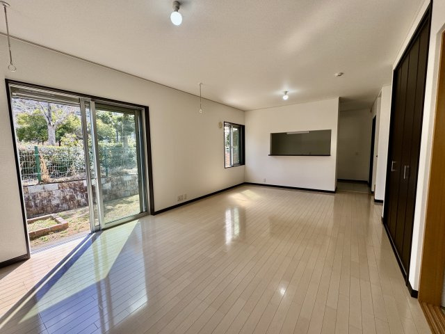 阪南市桃の木台７丁目　中古戸建の居間・リビング|自然光が差し込む、開放感あるリビング