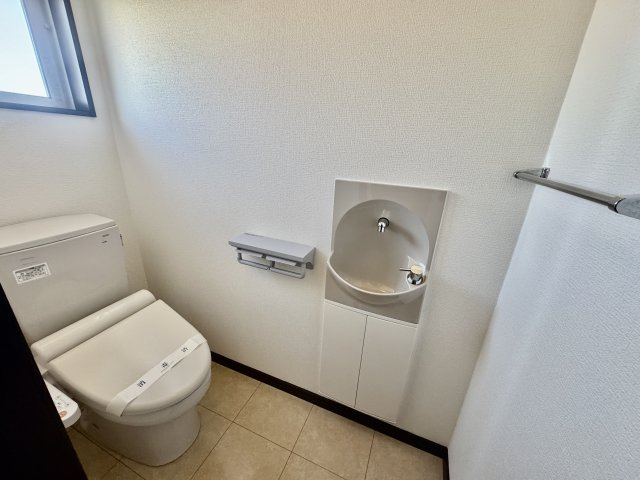 阪南市桃の木台７丁目　中古戸建のトイレ|使い勝手の良い手洗い付きトイレ
すぐに手が洗えて衛生的な空間です