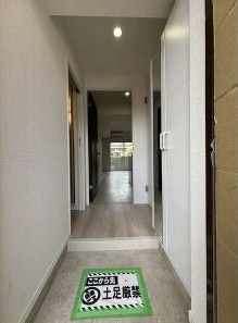 ラシュール・イン寺塚の玄関|【新築】シューズボックス、明るくお洒落感を演出♪これだけあれば安心！