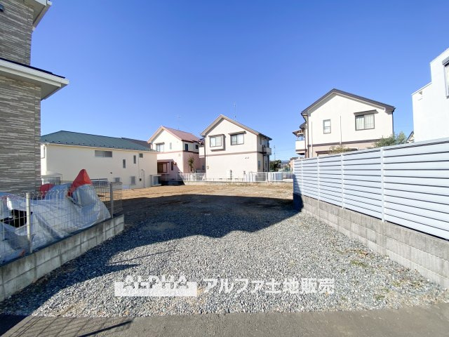昭島市緑町2丁目　全2区画の前面道路含む現地写真|【full space】
◆気軽に人を招ける◆ゆったりとした住空間に手のぬくもりを感じれるような温かい住まい。そんな環境で暮らしていくうちに僕たちも変わって行く。