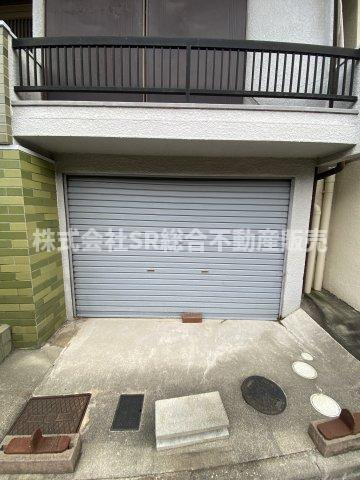 六万寺町1丁目中古戸建の駐車場|シャッター付き車庫なので、雨風から大事なお車を守れます！
※高さ・約1.5ｍ　奥行・約5.3ｍ　幅・約2.3ｍ
