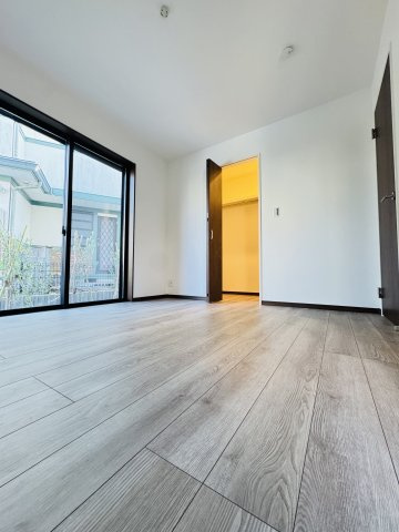KAMAKURA RETREAT HOUSE ― 七里ガ浜、緑に包まれる杉板の家 ―の洋室