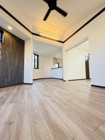 KAMAKURA RETREAT HOUSE ― 七里ガ浜、緑に包まれる杉板の家 ―の居間・リビング