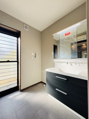 KAMAKURA RETREAT HOUSE ― 七里ガ浜、緑に包まれる杉板の家 ―の独立洗面台