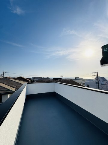 KAMAKURA RETREAT HOUSE ― 七里ガ浜、緑に包まれる杉板の家 ―のバルコニー
