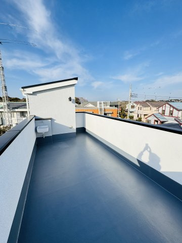 KAMAKURA RETREAT HOUSE ― 七里ガ浜、緑に包まれる杉板の家 ―のバルコニー