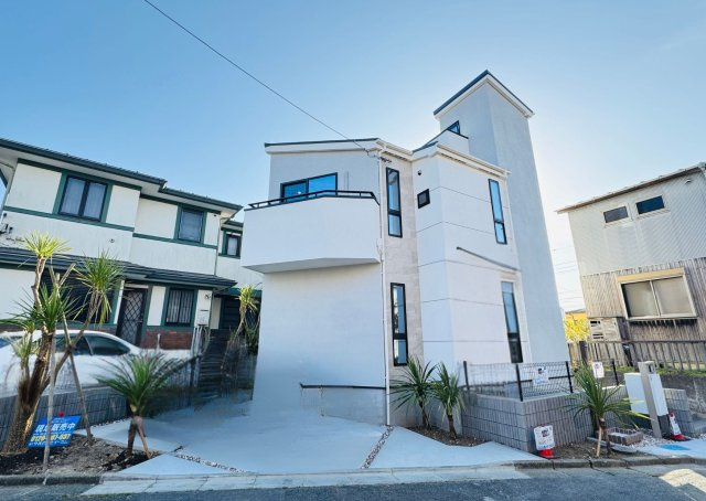 KAMAKURA RETREAT HOUSE ― 七里ガ浜、緑に包まれる杉板の家 ―