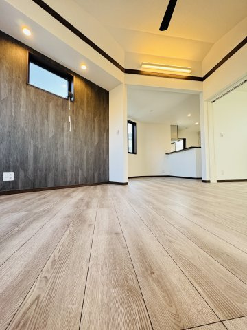 KAMAKURA RETREAT HOUSE ― 七里ガ浜、緑に包まれる杉板の家 ―の居間・リビング