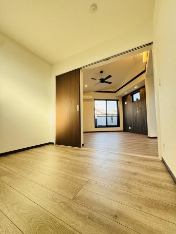 KAMAKURA RETREAT HOUSE ― 七里ガ浜、緑に包まれる杉板の家 ―の洋室
