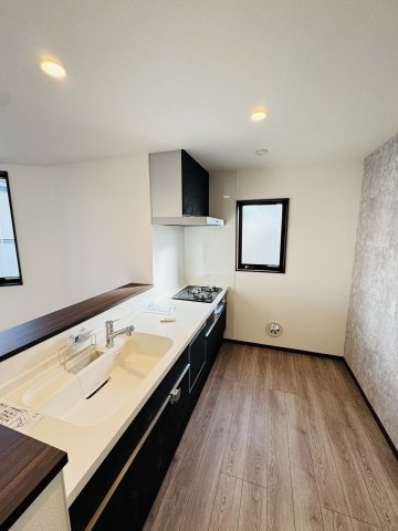 KAMAKURA RETREAT HOUSE ― 七里ガ浜、緑に包まれる杉板の家 ―のキッチン