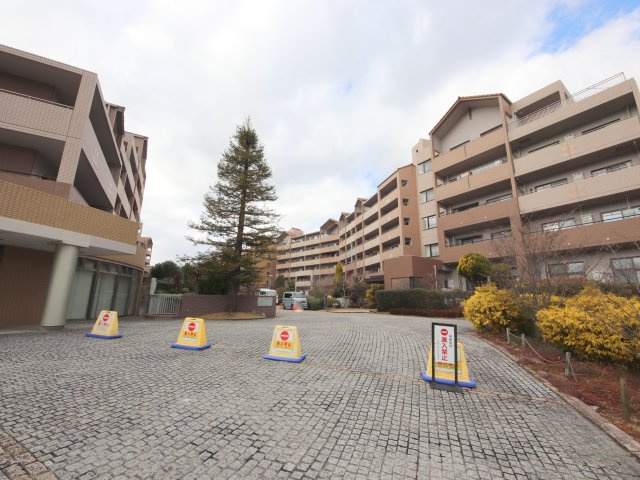 ローレルスクエア登美ヶ丘第1期　7番館の駐車場