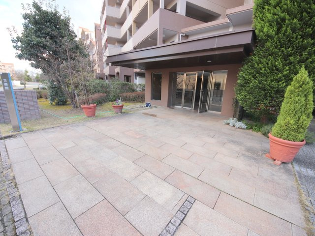 ローレルスクエア登美ヶ丘第1期　7番館のエントランス