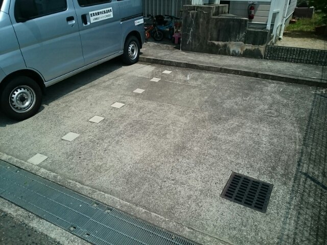 ウエスト・ビレッジⅡ番館の駐車場