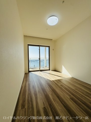 洋室約7.5帖。ウォークインクローゼット付。