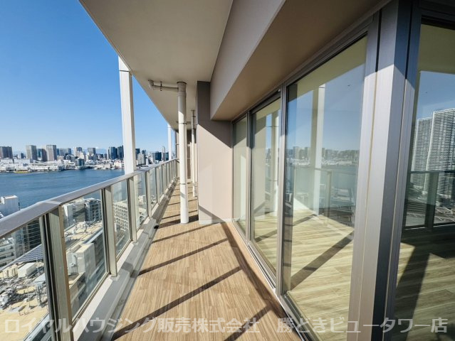 バルコニー面積：38.56㎡のL字バルコニー