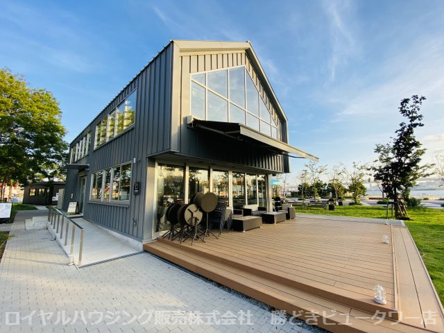 【晴海ふ頭公園】
園内には、MEAT&BREADカフェ、手ぶらで楽しむBBQグリルガーデン、コワーキングスペース、貸し個室を展開しているO.GARDENがあります。