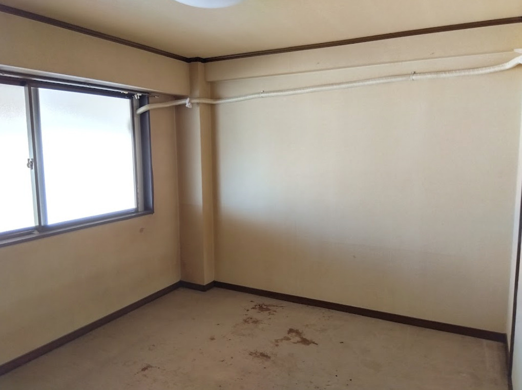 三島市谷田の中古マンションの洋室|家具配置やレイアウトの自由度が高く、自分好みの空間づくりが楽しめます。窓からの採光もあり、日中は自然光で明るい印象です。リフォームやDIYで雰囲気を変えたい方にもおすすめです。