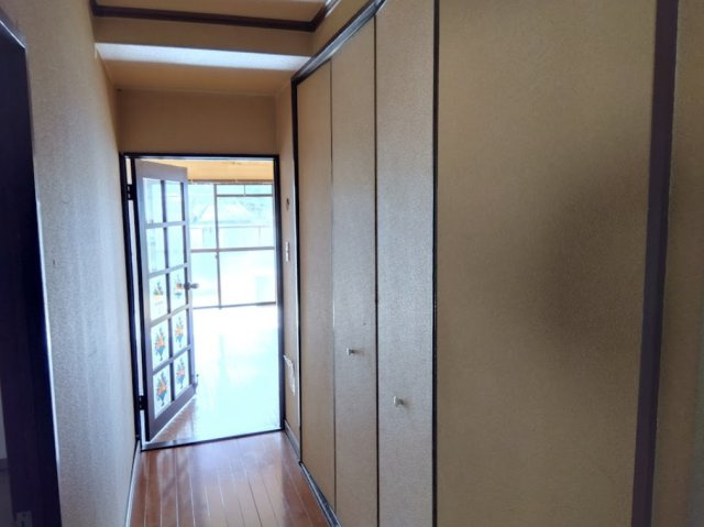 三島市谷田の中古マンションのその他|玄関から居室へと続く、すっきりとした廊下です。壁面にはしっかりとした収納スペースがあり、日用品や季節物の保管にも便利です。生活動線が整理しやすく、室内を広く使えるのが嬉しいポイントですね
。