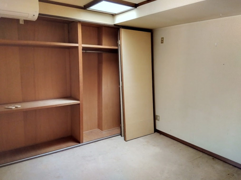 三島市谷田の中古マンションの収納|壁一面に設けられた大容量のクローゼットが特徴の居室です。可動棚とハンガーパイプ付きで、衣類から生活用品まで効率よく収納可能です。収納家具を新たに用意する必要がなく、室内を広く使える点は大きな魅力ですね