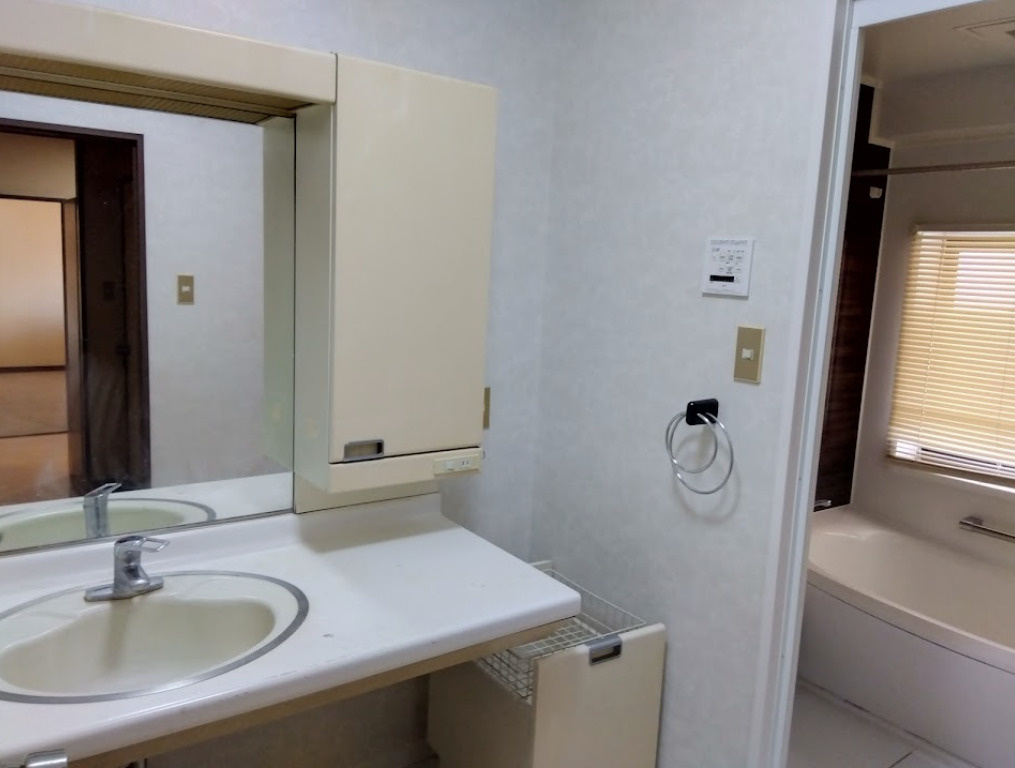 三島市谷田の中古マンションの独立洗面台|大きな鏡と収納キャビネット付きの洗面化粧台は、毎日の身支度をスム－ズにします。