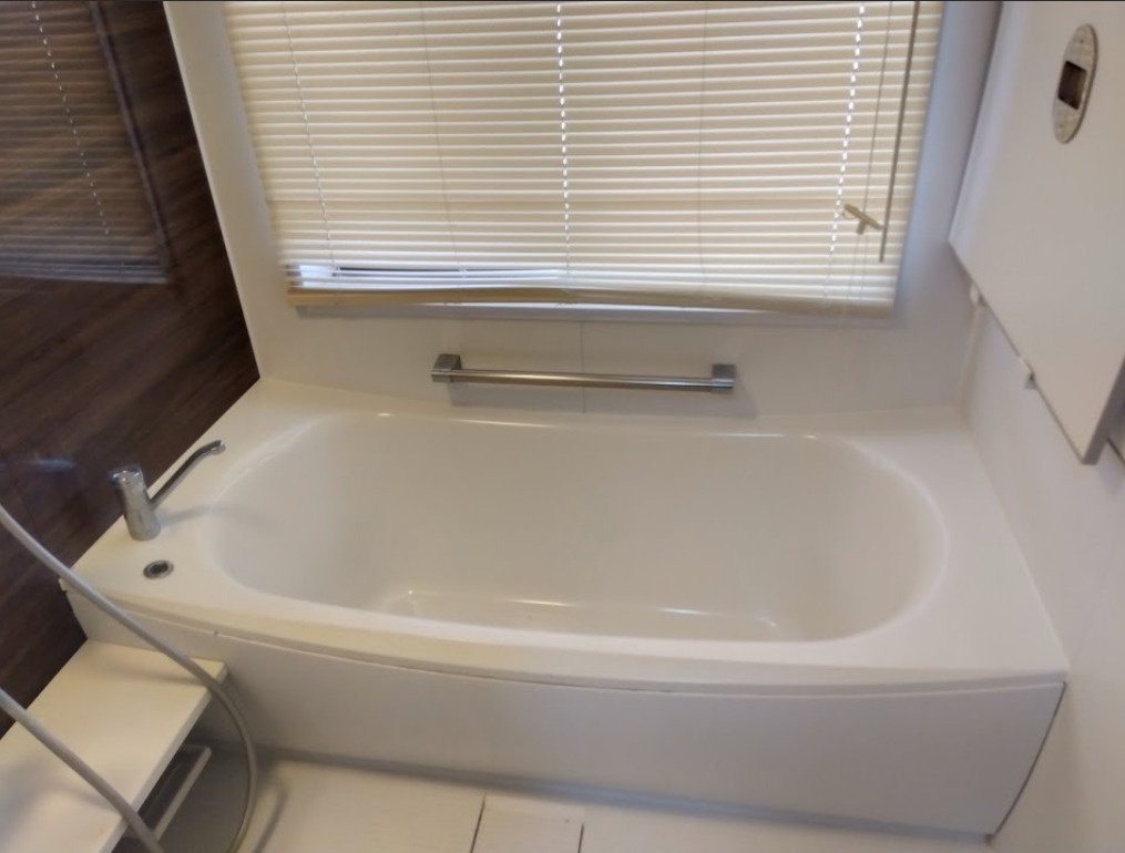 三島市谷田の中古マンションの浴室|窓から自然光が入り、明るく清潔な印象を与えます。ブラインド付きでプライバシ－もしっかり確保できますね。