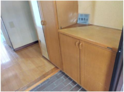 三島市谷田の中古マンションの内装|落ち着いた色合いのタイル敷きの土間は、和の趣を感じさせると同時に汚れも目立ちにくく、お手入れがしやすい実用的な面も兼ね備えています。