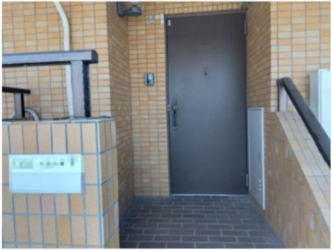 三島市谷田の中古マンションの玄関|しっかりとした金属製の玄関ドアは、防犯性や遮音性の面で安心感があります。