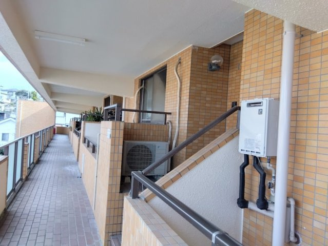 三島市谷田の中古マンションのその他共用部分|美しいタイル張りの外観は、落ち着いた雰囲気を演出しています。
