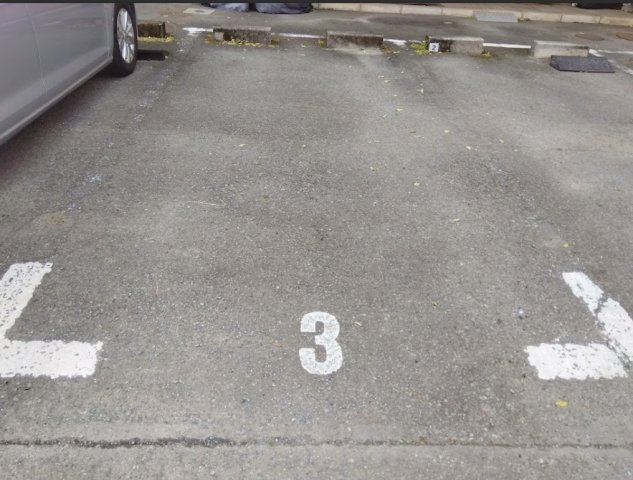 三島市谷田の中古マンションの駐車場|敷地内駐車場1台分が確保されています。重い荷物の積み下ろしや、悪天候でも移動が楽々です。