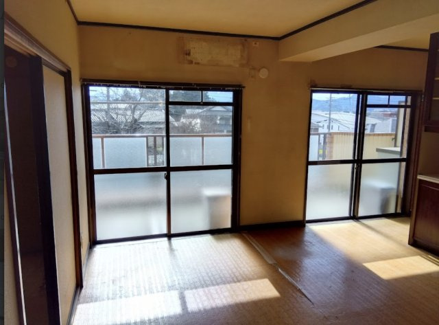 三島市谷田の中古マンションのその他|大きな窓があるので部屋にやわらかな陽光が注ぎます。家族が自然に集まるような広さのリビングです。