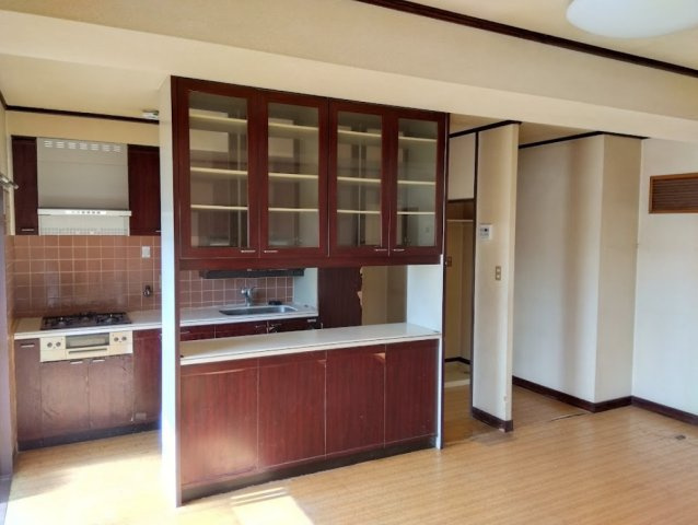 三島市谷田の中古マンションのキッチン|収納力のあるカウンターキッチンが印象的なLDKです。空間をゆるやかに仕切りつつ、開放感も確保されています。