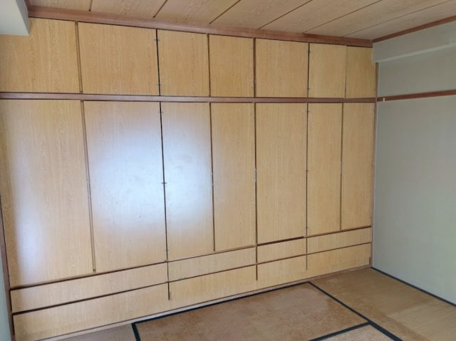 三島市谷田の中古マンションの収納|壁一面に設けられた収納スペ－スは、布団や季節物の衣類はもちろん、旅行バックなどかさばる荷物もすべて収納でき、お部屋もすっきりと保てます。