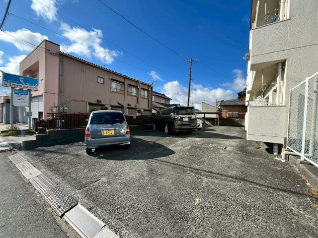 ハイツ寿の駐車場