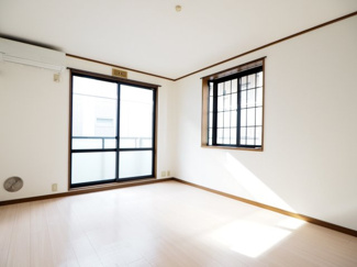 【居間・リビング】 | サニーテラス | こちらの居間で趣味の時間をお楽しみください