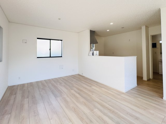 葛飾区水元４丁目新築戸建【水元小学校：5分】の居間・リビング|16帖リビングダイニングキッチン